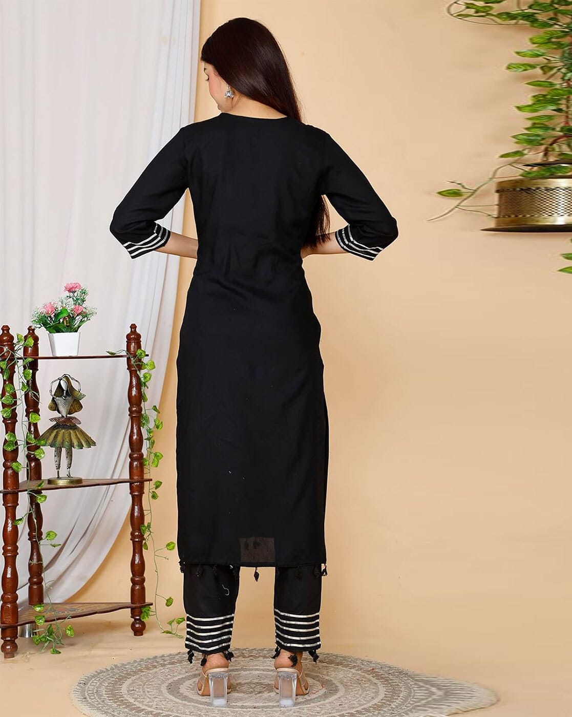 -1117Wx1400H-700910610-black-MODEL2